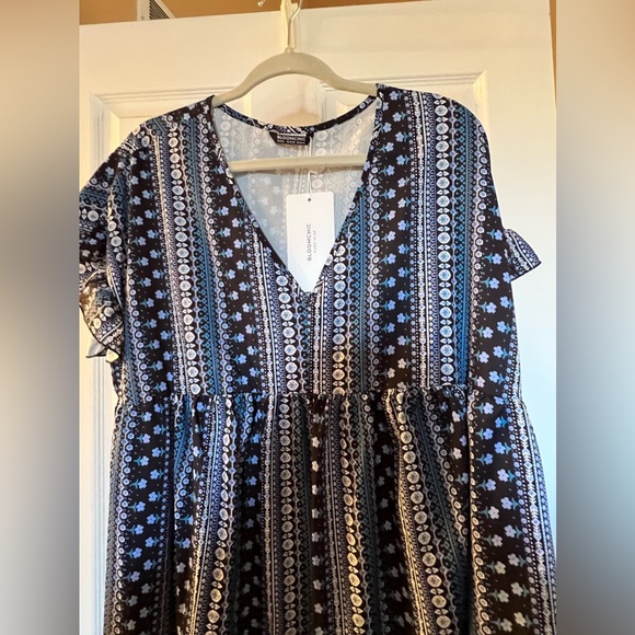 Bohemian Bandanna print w/dolman sleeves with ruffles. Deep-V neck and pockets! - Picture 6 of 8